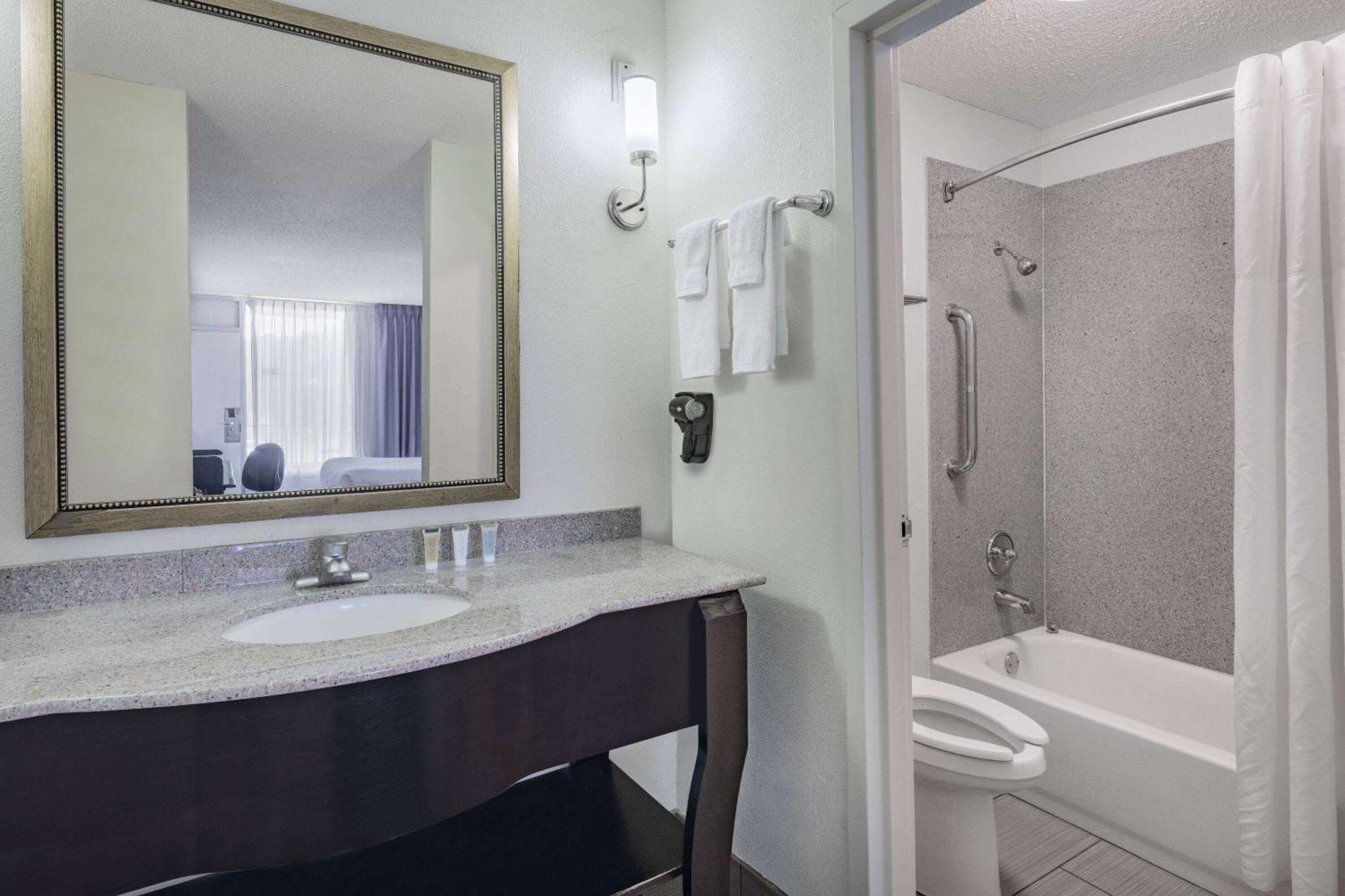 Days Inn And Suites By Wyndham Оксфорд Экстерьер фото